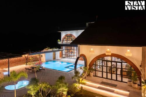 Πισίνα στο ή κοντά στο StayVista at Whispering Arc with Private Pool & Free Breakfast