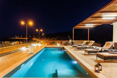 Bazén v ubytovaní Seaside Summer Bliss - Aurora Luxury Pool Paradise alebo v jeho blízkosti