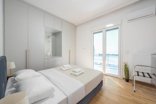 City Vibes Stylish 2BR and a Stunning Balcony