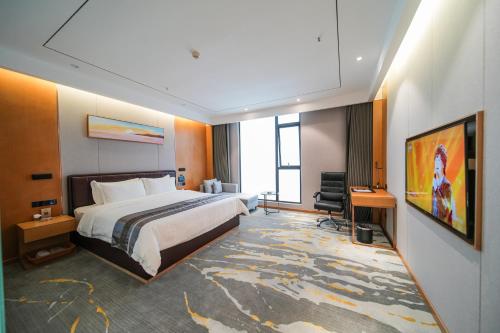 a hotel room with a bed and a desk at Kelly Jinyue Hotel in Chengdu