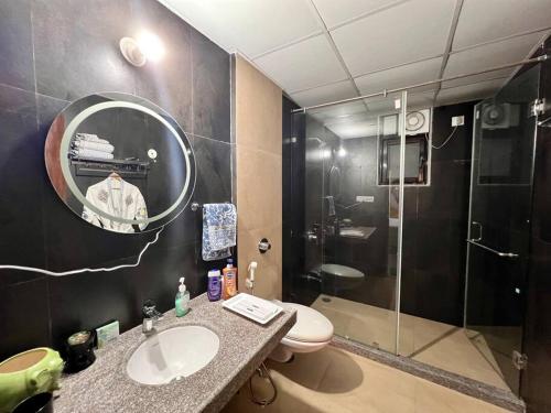 Et badeværelse på Welcome to your Royal address Umaid Heritage !