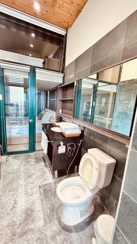 a bathroom with a toilet and a sink at 天天泡湯 in Yilan City