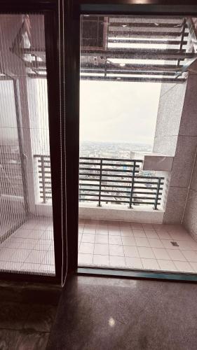 an open window in a bathroom with a view of the ocean at 天天泡湯 in Yilan City