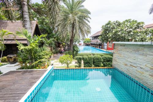an image of a swimming pool at a resort at Tommy Resort in Haad Rin