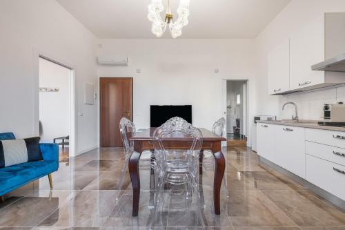 kuchnia i jadalnia ze stołem i krzesłami w obiekcie Suite Speciosa Bestvacationever w Cagliari