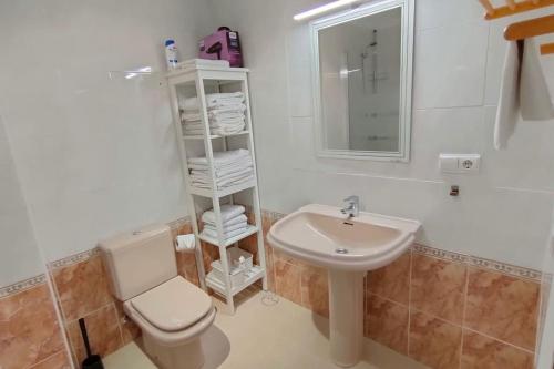 un baño con inodoro y lavabo en Sunny, center Albir apartment, en Alfaz del Pi