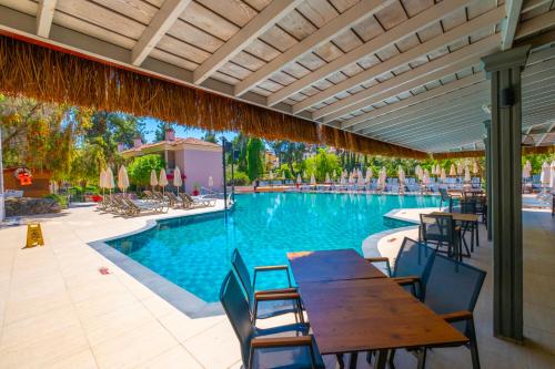 Pine Valley Hotel Oludenizの敷地内または近くにあるプール