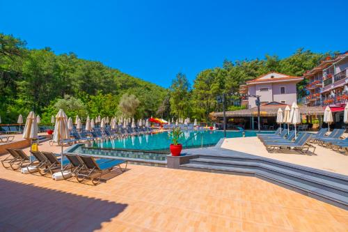 Pine Valley Hotel Oludenizの敷地内または近くにあるプール