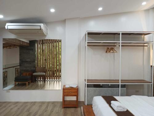 une chambre avec un lit, un bureau et une chaise dans l'établissement The Nest by Trabiesa Tagaytay, à Tagaytay