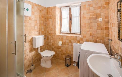 Ένα μπάνιο στο Gorgeous Home In Cabrunici With Wifi