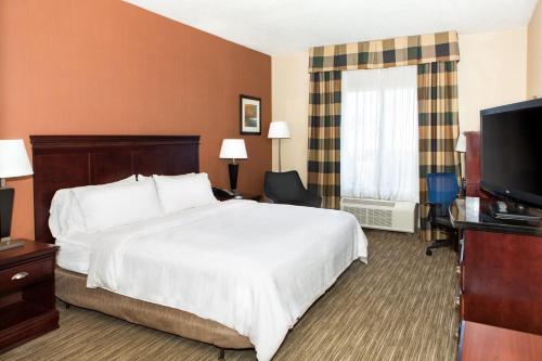 Телевизор и/или развлекательный центр в Holiday Inn Express & Suites by IHG Chambersburg by IHG
