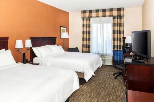 Кровать или кровати в номере Holiday Inn Express & Suites by IHG Chambersburg by IHG