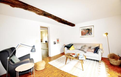 un salon avec un canapé et une table dans l'établissement 3 Bedroom Beautiful Home In Castelreng, à Castelreng