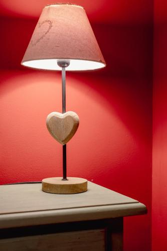a heart on a table next to a lamp at Petit Verneda in Casau