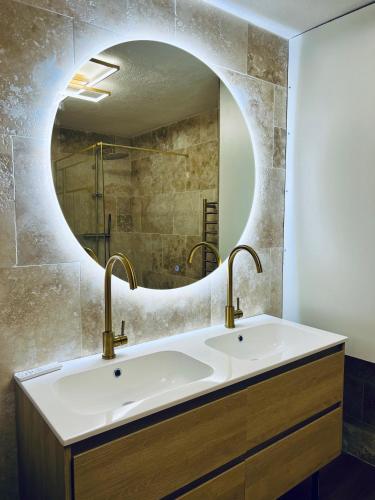 une salle de bain avec un lavabo et un miroir dans l'établissement Joyau caché en plein cœur de Martigues !, à Martigues