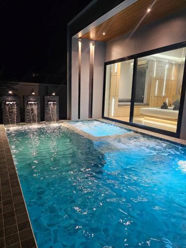 Kolam renang di atau dekat dengan Riverla Villa