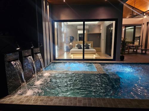 Kolam renang di atau dekat dengan Riverla Villa