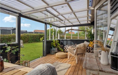patio con pergolato bianco di 2 Bedroom Cozy Home In Juelsminde a Sønderby
