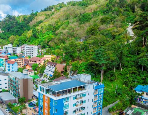 パトンビーチにあるMeet Holiday International Hotel-Patong 普吉岛相遇国际度假酒店-芭东店の山の空の景色