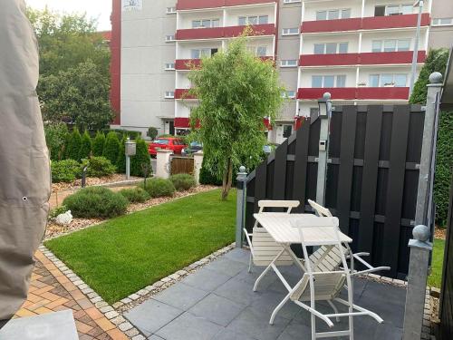 a patio with a table and chairs and a building at Ferienwohnung Inge in Malchow