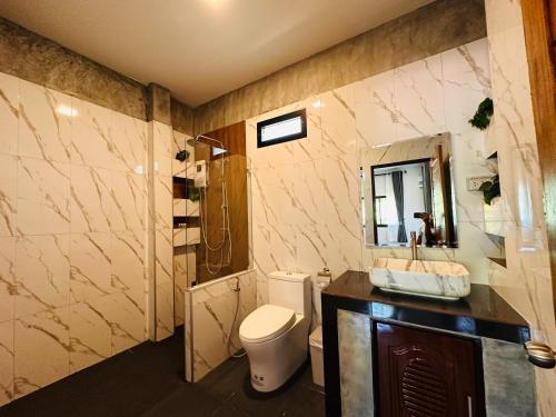 Koupelna v ubytování Lanta Queen Resort