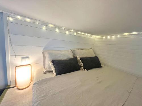 - une chambre avec un lit éclairé dans l'établissement Le petit Saint Mihel - Adolphe Moitié bleu, à Nantes