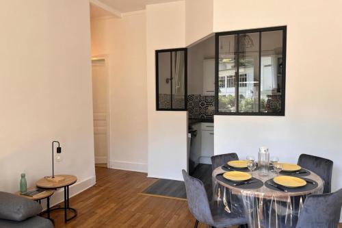 une salle à manger avec une table et des chaises dans l'établissement Le Floraline-Au coeur d'Aix les bains - 3, à Aix-les-Bains