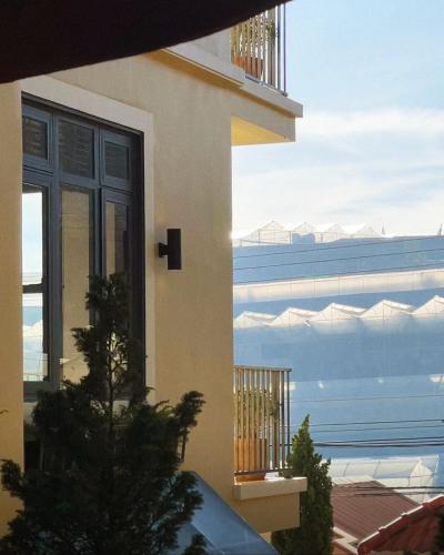 a building with a view of the ocean from a balcony at Hôtel De Da Phu in Da Lat