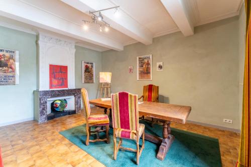 une salle à manger avec une table et des chaises en bois dans l'établissement Maison Gisèle à Manduel, à Manduel