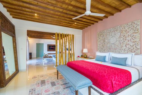 Cama o camas de una habitación en PinkCoco Gili Air - Constant Surprises & for Cool Adults Only