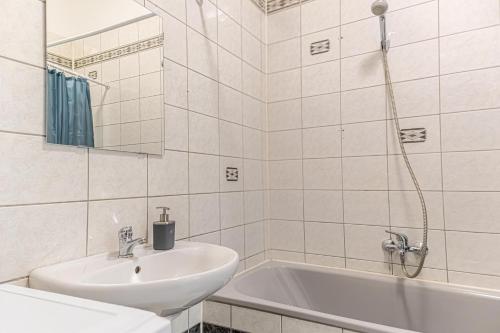 biała łazienka z umywalką i wanną w obiekcie Spacious 2BR Apt -Near Wiener Stadthalle BurggasseWiener Well Located w Wiedniu