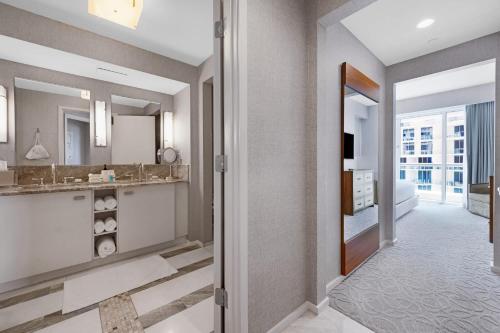 Bilik mandi di Beachfront Condo Fort Lauderdale