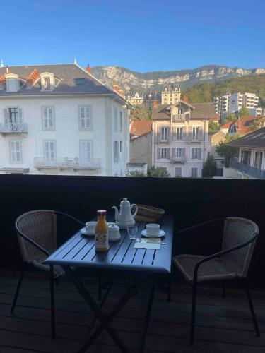 - une table sur un balcon avec un service à thé dans l'établissement Appartement spacieux et lumineux, à Aix-les-Bains
