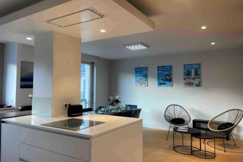 - une cuisine avec un comptoir et des chaises dans la chambre dans l'établissement Appartement spacieux et lumineux, à Aix-les-Bains