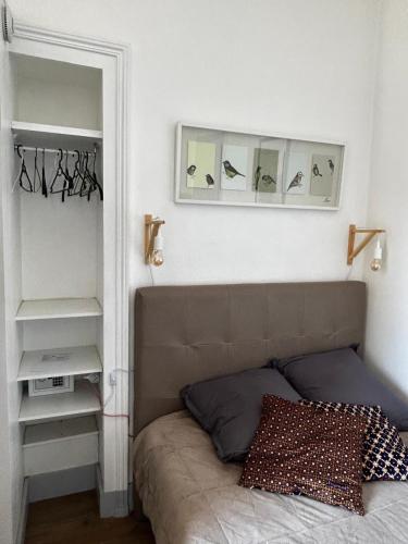 Ce lit se trouve dans une chambre dotée d'un miroir et d'un lit sidx sidx. dans l'établissement Le Centr’Aix-Studio au cœur d’Aix-les-Bains, à Aix-les-Bains