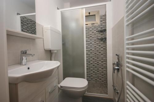 une salle de bain avec toilettes, lavabo et douche dans l'établissement 62 Villa Vespucci Evangelisti Casa, à Bellaria-Igea Marina