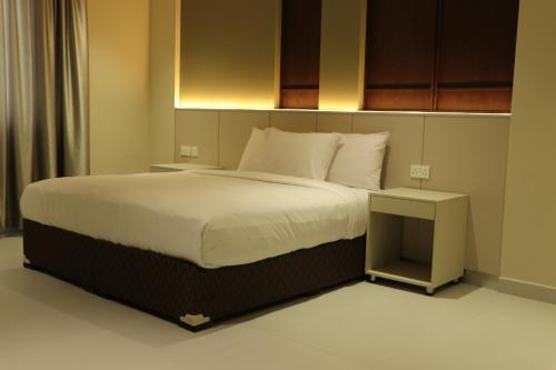 Postel nebo postele na pokoji v ubytování Jarzez Hotel Apartments Al Hail