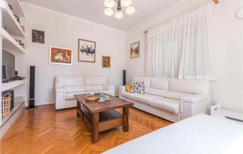 Posezení v ubytování Cozy Home In Tinj With Kitchen