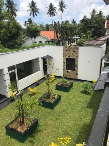 Zahrada ubytování Sri White Villa Airport Boutique Hotel