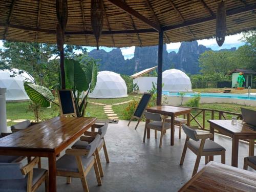 Taman di luar Sabai Glamping Vang Vieng
