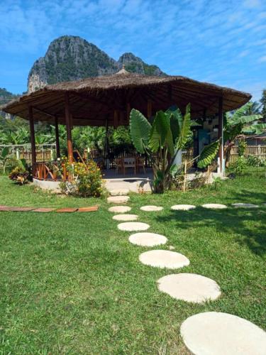 Taman di luar Sabai Glamping Vang Vieng