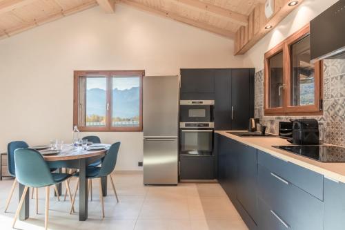 une cuisine avec une table et des chaises ainsi qu'une salle à manger dans l'établissement Rocher Blanc - Rénové - Spacieux - 4pax, à Passy