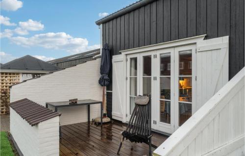 un patio con un tavolo e un ombrellone di Pet Friendly Apartment In Vestervig a Vestervig
