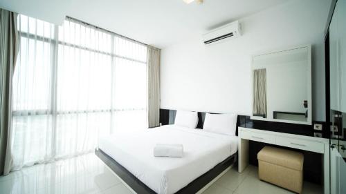 Postel nebo postele na pokoji v ubytování Spacious 3BR Apartment Connected to CITO Mall at Aryaduta Residence Surabaya By Travelio