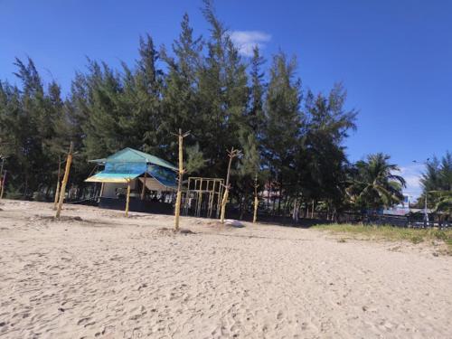 - une aire de jeux sur une plage avec des arbres et une tente dans l'établissement Huy Hoàng Hotel Đà Nẵng, à Đà Nẵng