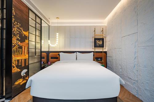 Postel nebo postele na pokoji v ubytování Beijing Tangfu Sanlitun BOUTIQUE Hotel---Breakfast, restaurant and bar, close to Tian'anmen Square Forbidden City Temple of Heaven, laundry, gym, robot, ticket service, located in city center Metro line 2, one station to Airport Express