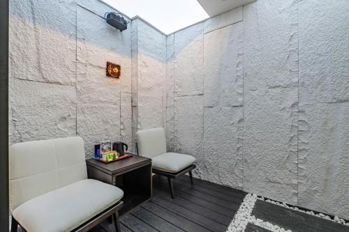 Posezení v ubytování Beijing Tangfu Sanlitun BOUTIQUE Hotel---Breakfast, restaurant and bar, close to Tian'anmen Square Forbidden City Temple of Heaven, laundry, gym, robot, ticket service, located in city center Metro line 2, one station to Airport Express