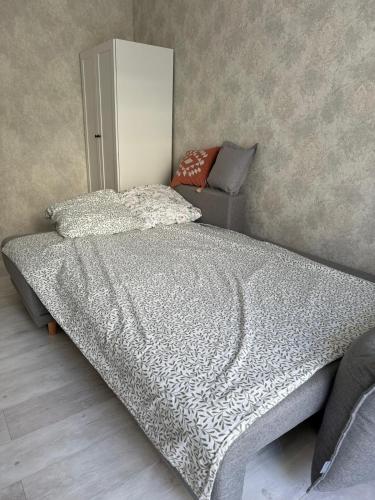 sypialnia z łóżkiem i szafką w obiekcie Anahit w Nicei