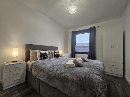 フォート・ウィリアムにあるRegina apartment in Fort Williamのベッドとタオル2枚のある寝室