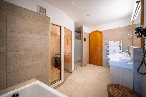 Koupelna v ubytování Hotel Trattlerhof